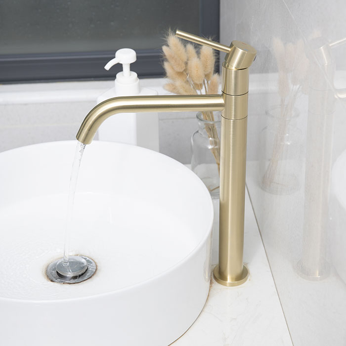 Grifo para lavabo alto giratorio de acero inoxidable cepillado